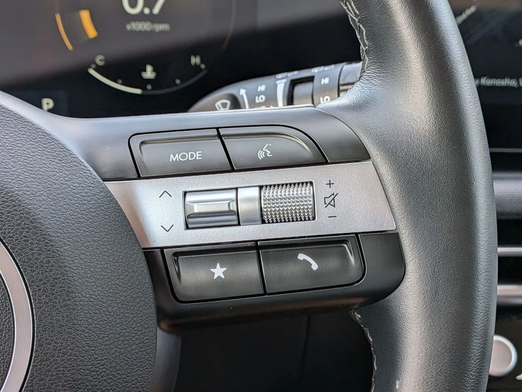 Used 2025 Red Hyundai SEL Convenience image 17