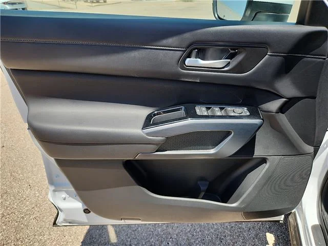 Used 2025 White Nissan SL Front-Wheel Drive image 10