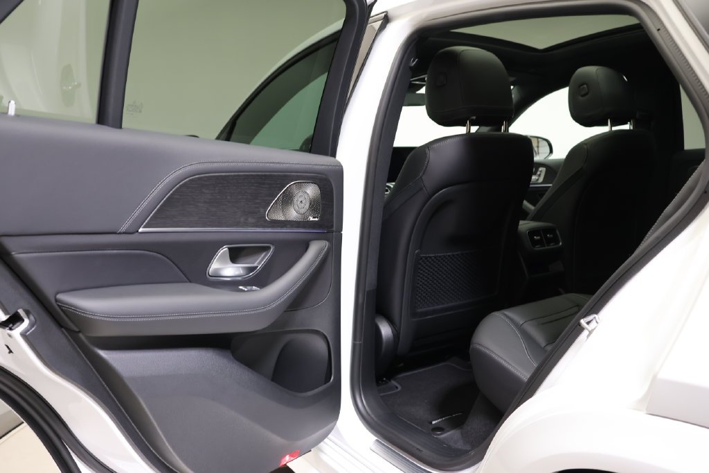 New 2027 MANUFAKTUR Moonlight White Metallic Mercedes-Benz  image 46
