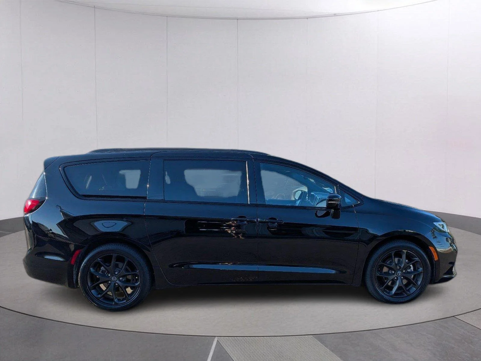 Used 2025 Diamond Black Crystal Pearlcoat Chrysler Limited image 8