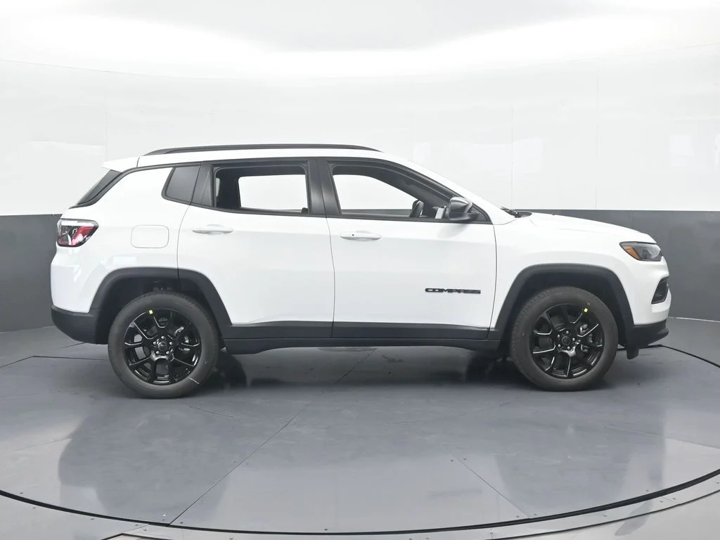 New 2026 Bright White Clear-Coat Exterior Paint Jeep Latitude image 7