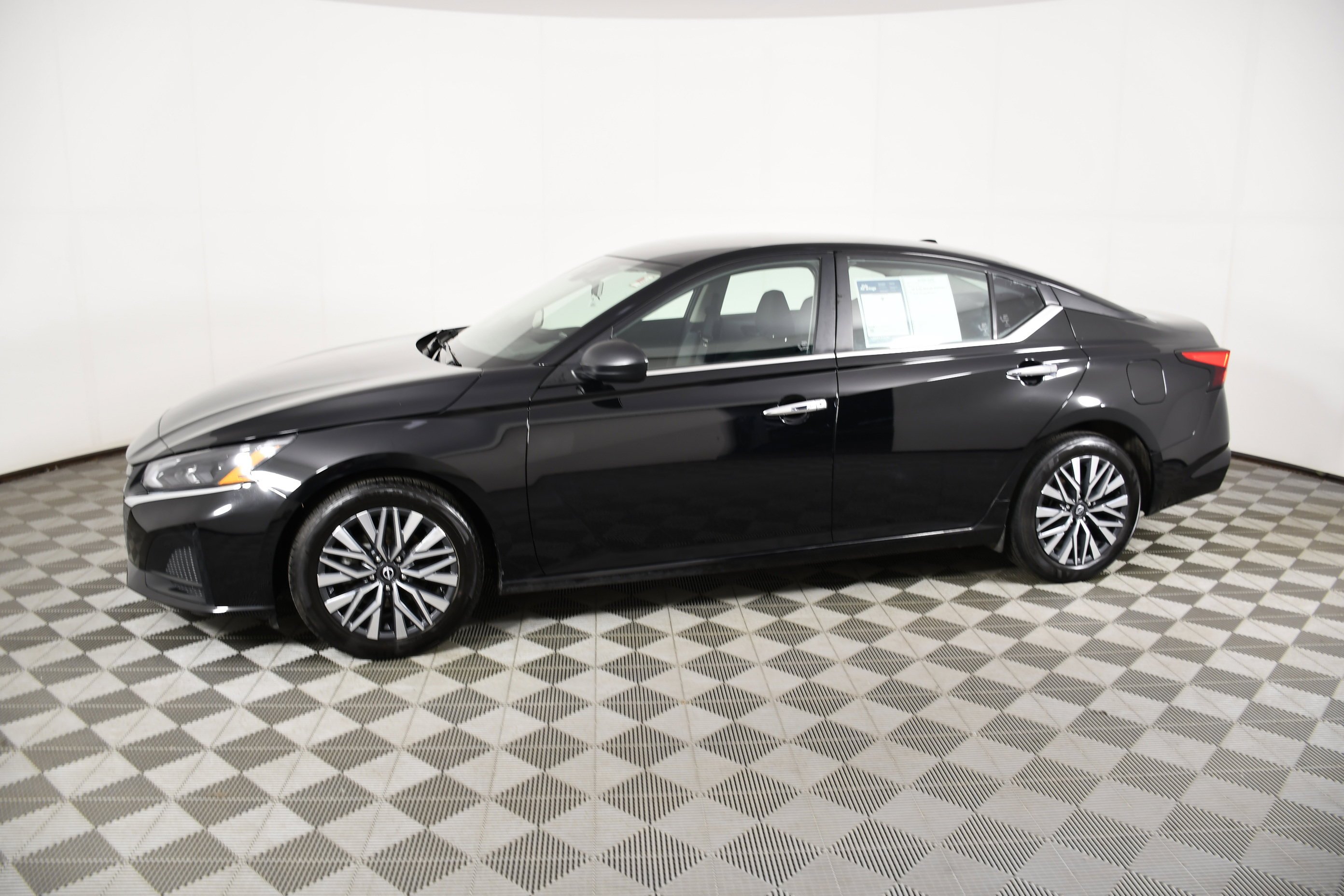 Used 2024 Super Black Nissan 2.5 SV image 9