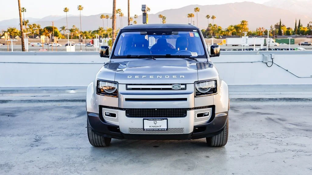 Used 2023  Land Rover SE image 3