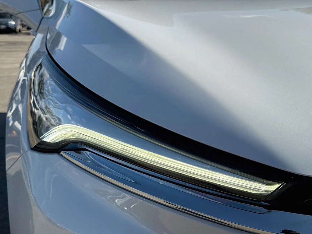Used 2022 White Buick Avenir image 39