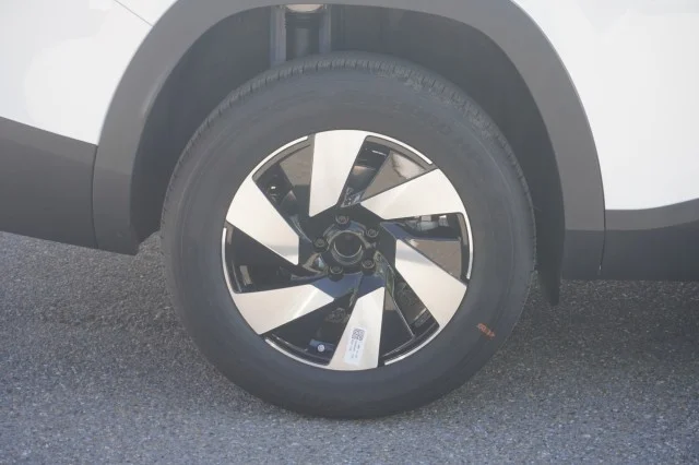 New 2027 Opal White Pearl Volkswagen SE image 6
