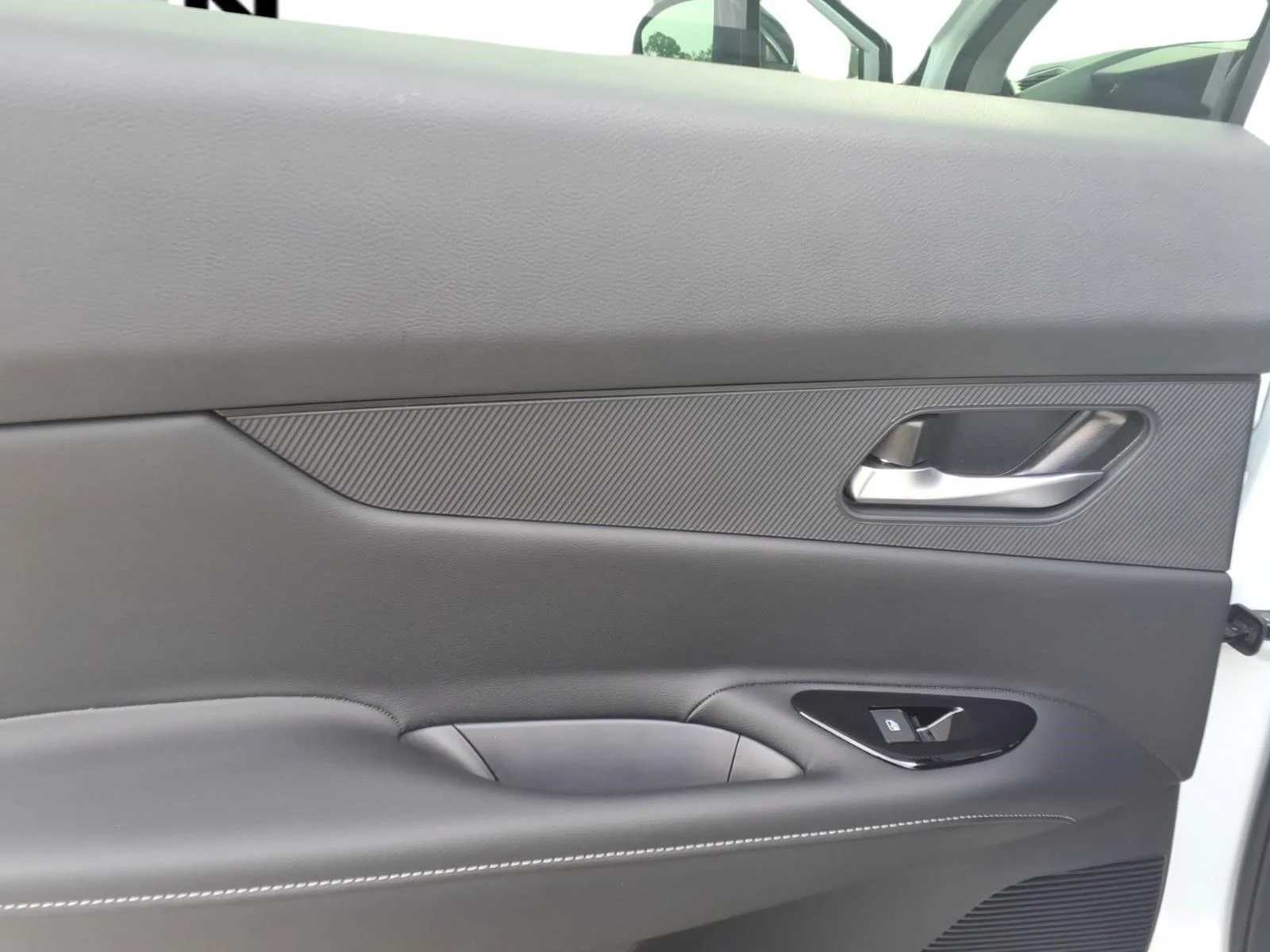 New 2026 Everest White Pearl TriCoat Nissan SL image 6