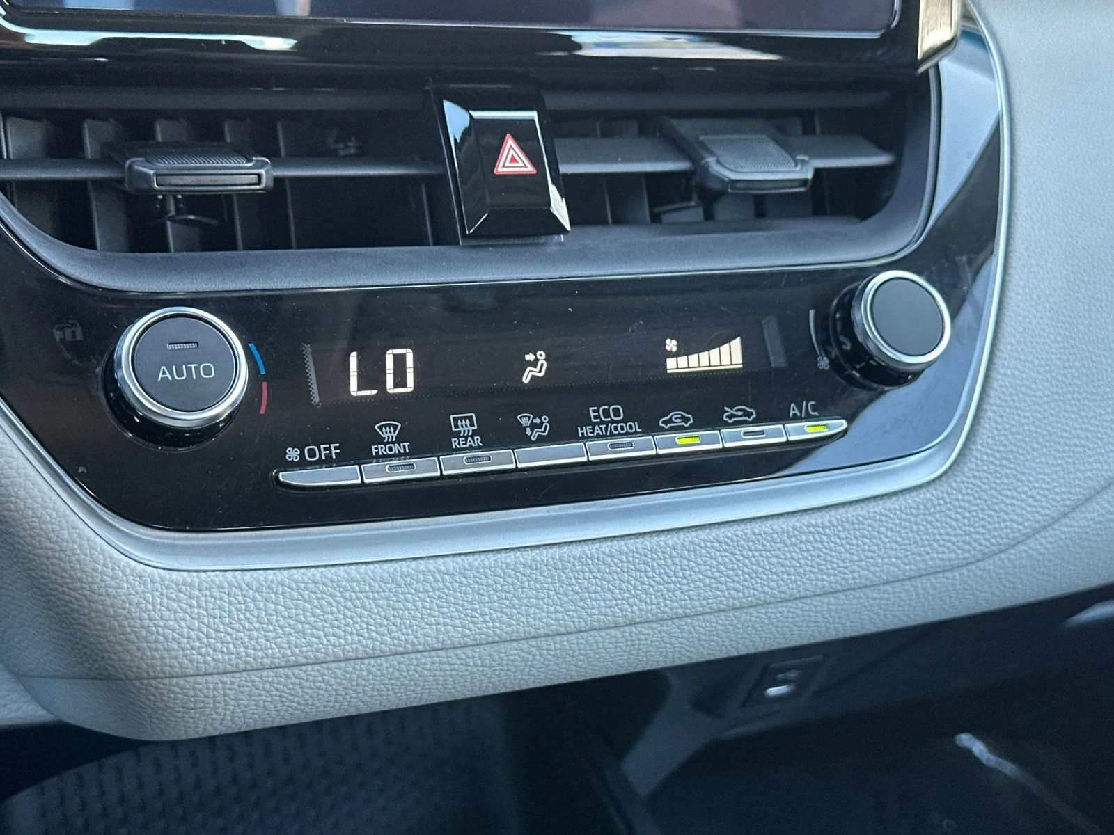 Used 2023  Toyota LE image 19