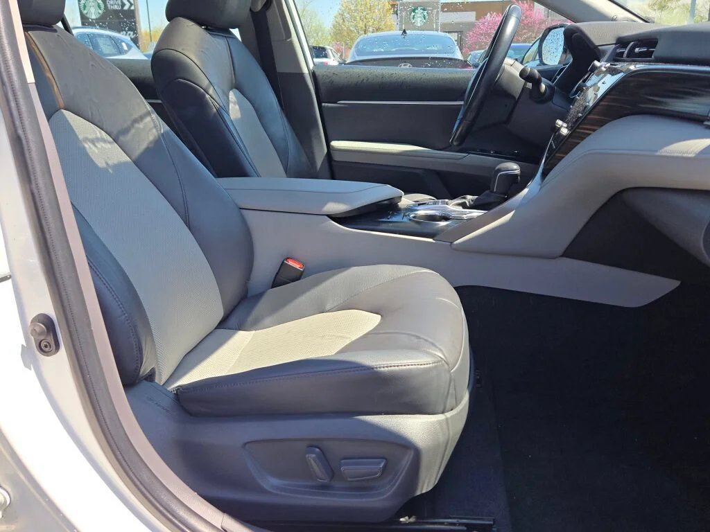 Used 2020 Beige Toyota XLE image 6
