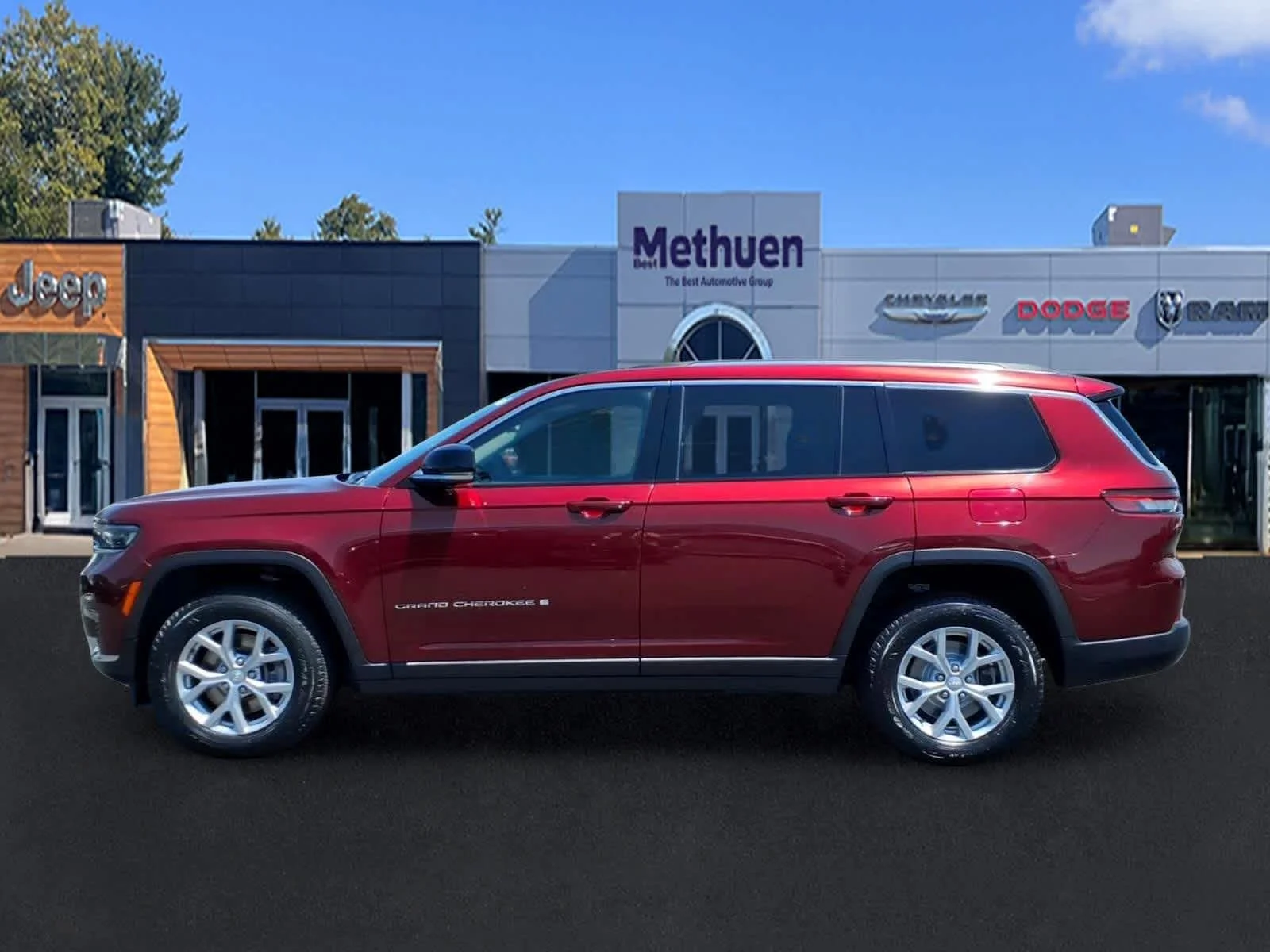 Used 2023 Velvet Red Pearlcoat Jeep Limited image 8