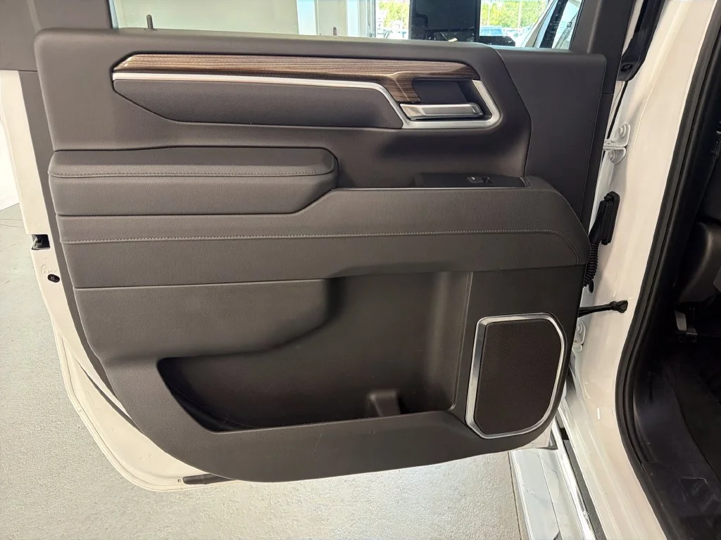 Used 2025 White Chevrolet LT image 6