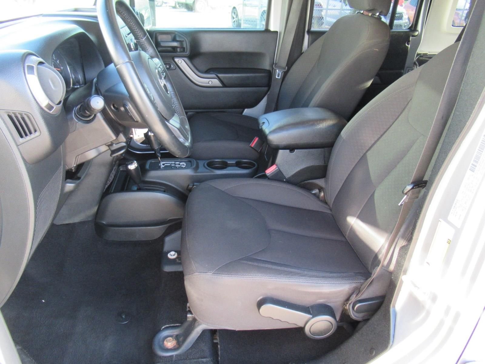 Used 2018 Silver Jeep Unlimited Sport image 17