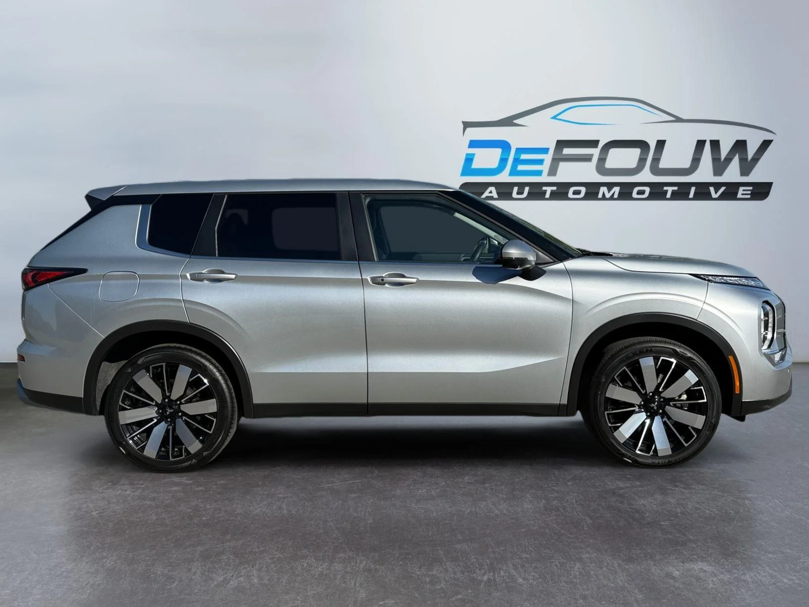 Used 2025 Alloy Silver Metallic Mitsubishi SE image 2