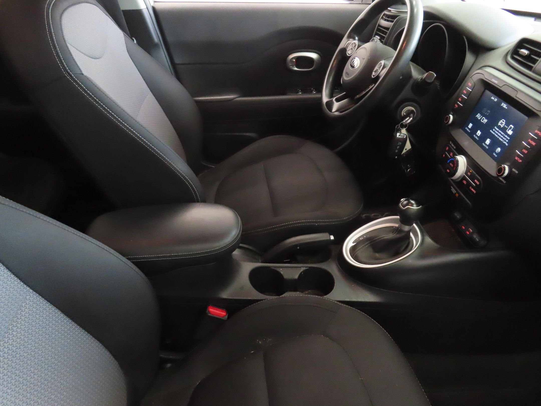 Used 2018 White Kia Plus image 23