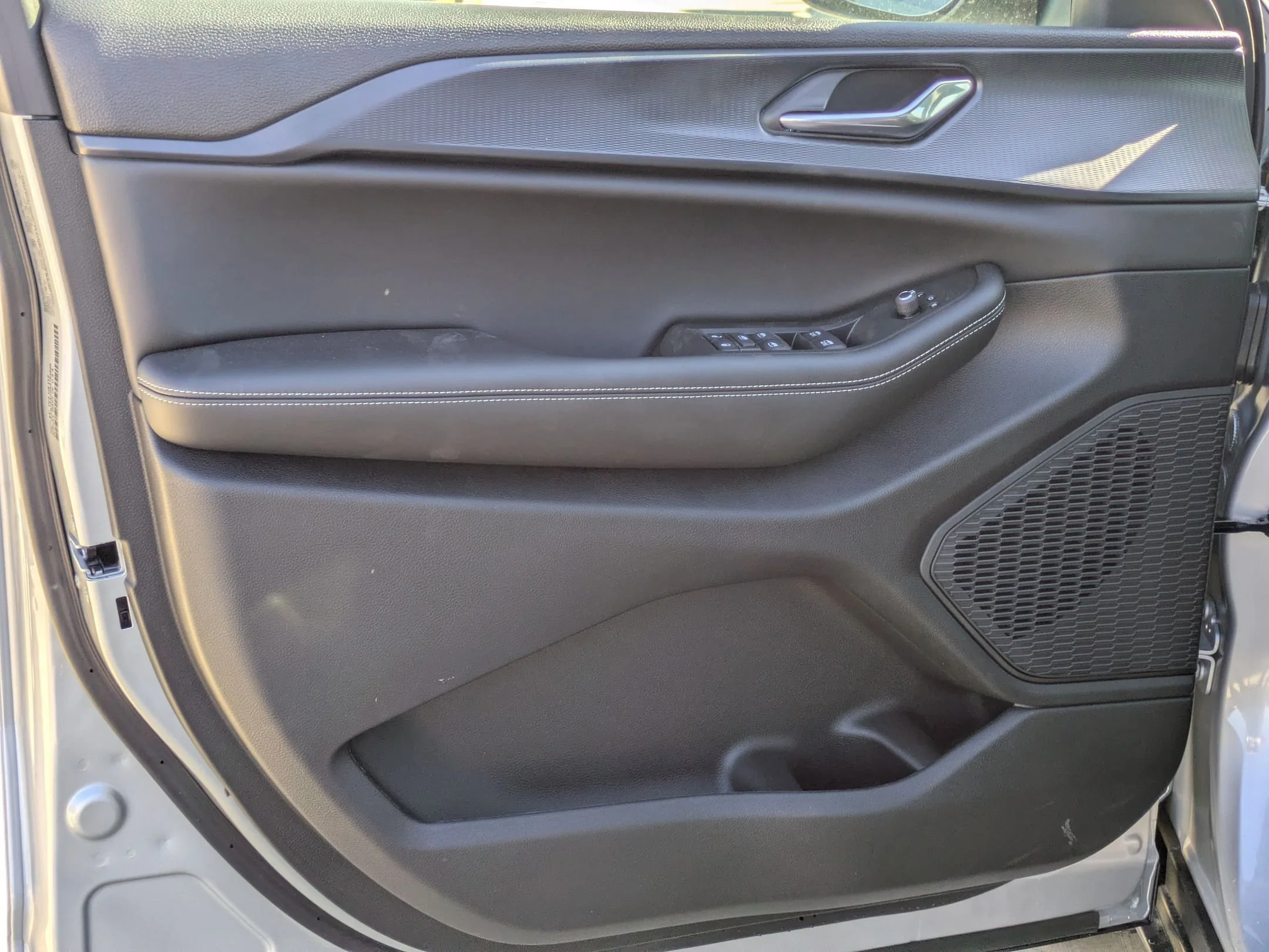 New 2025 Silver Zynith Exterior Paint Jeep Laredo X image 11