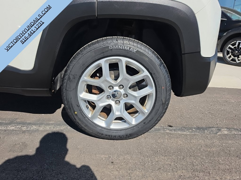 Used 2018 White Jeep Latitude image 7