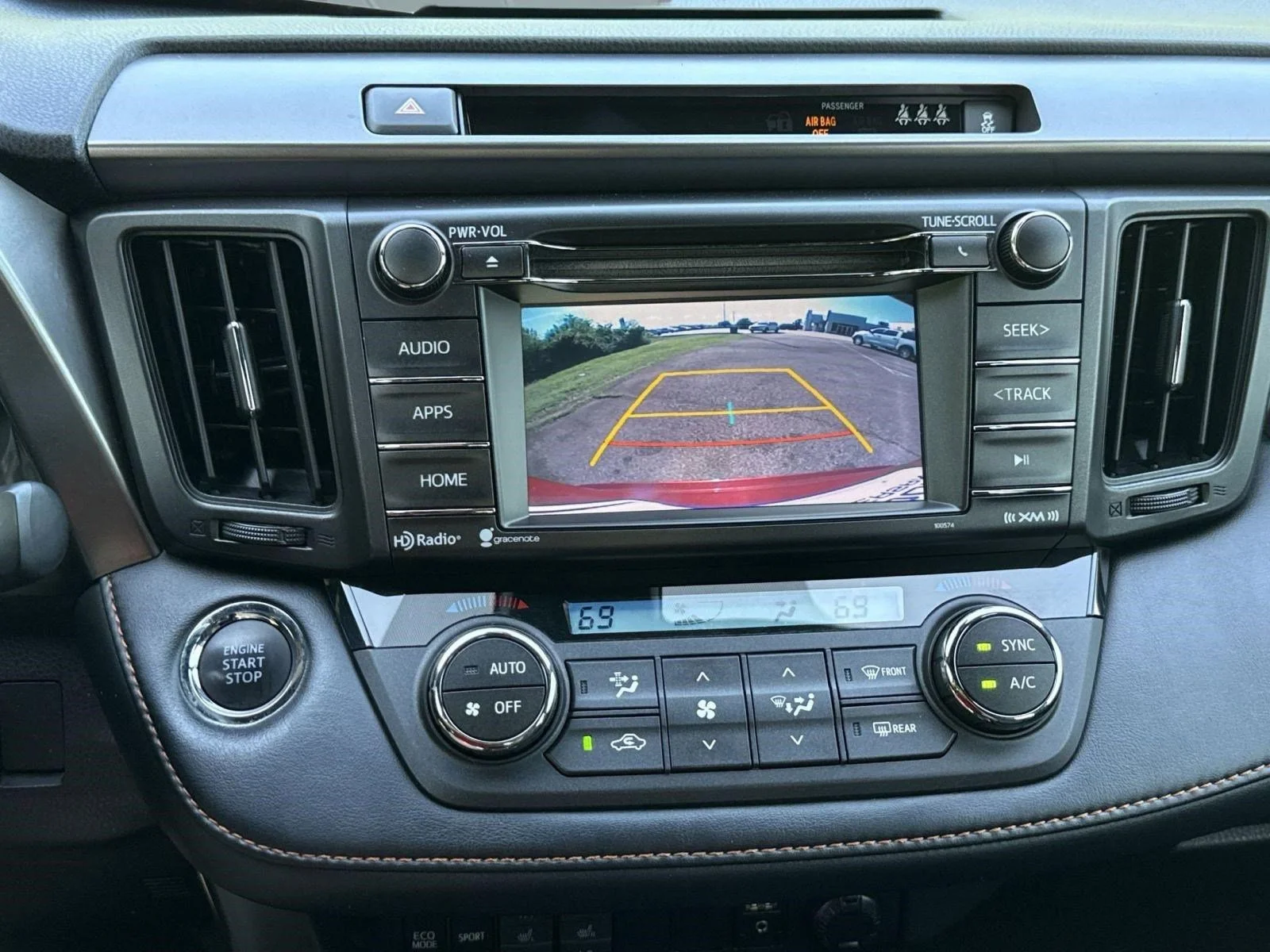 Used 2018 Toyota RAV4 SE with VIN JTMNFREV1JD109736 for sale in Mount Pleasant, TX