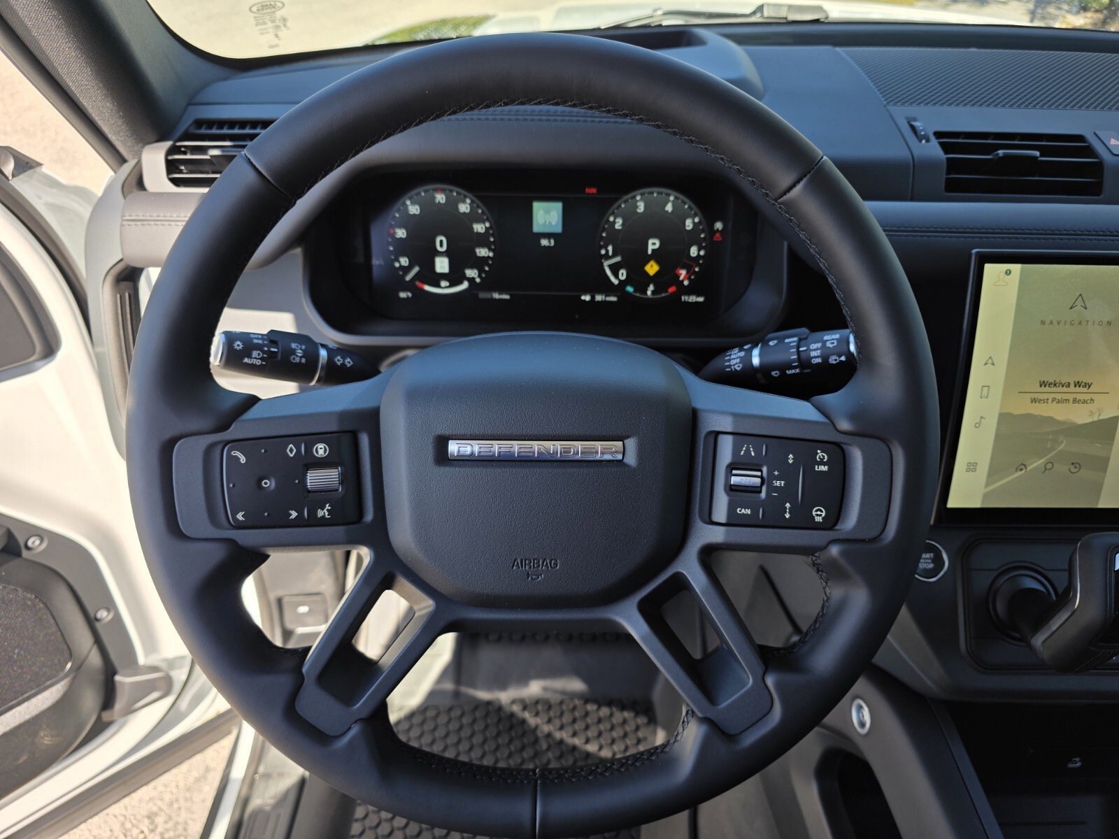 Used 2026 Fuji White Land Rover 110 P400 X-Dynamic SE image 16