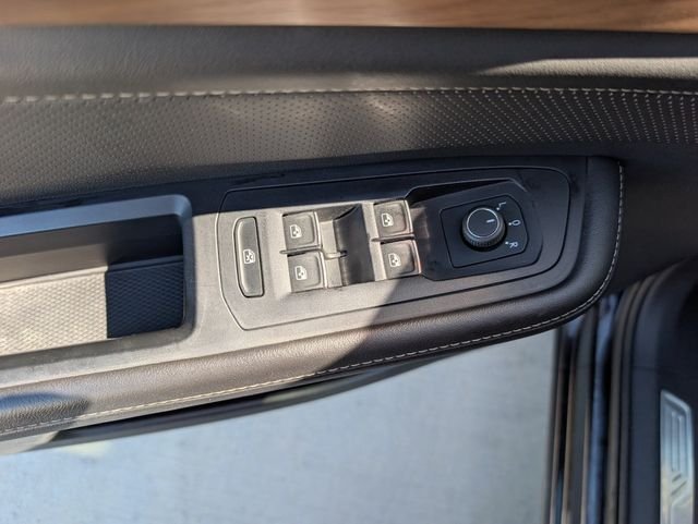 Used 2025 Black Volkswagen 2.0T SE w/Technology image 19