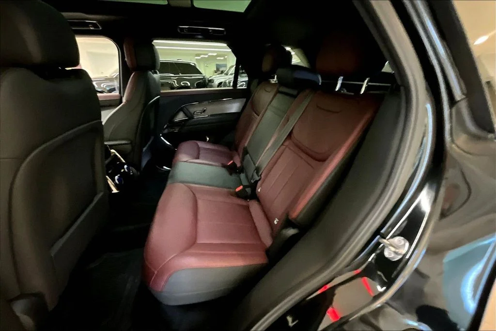 Used 2023 Black Land Rover SE Dynamic image 28