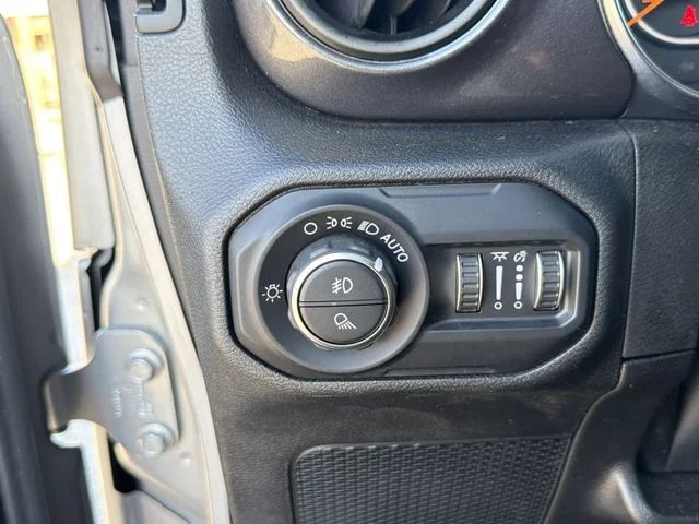 Used 2020 Silver Jeep Altitude image 29