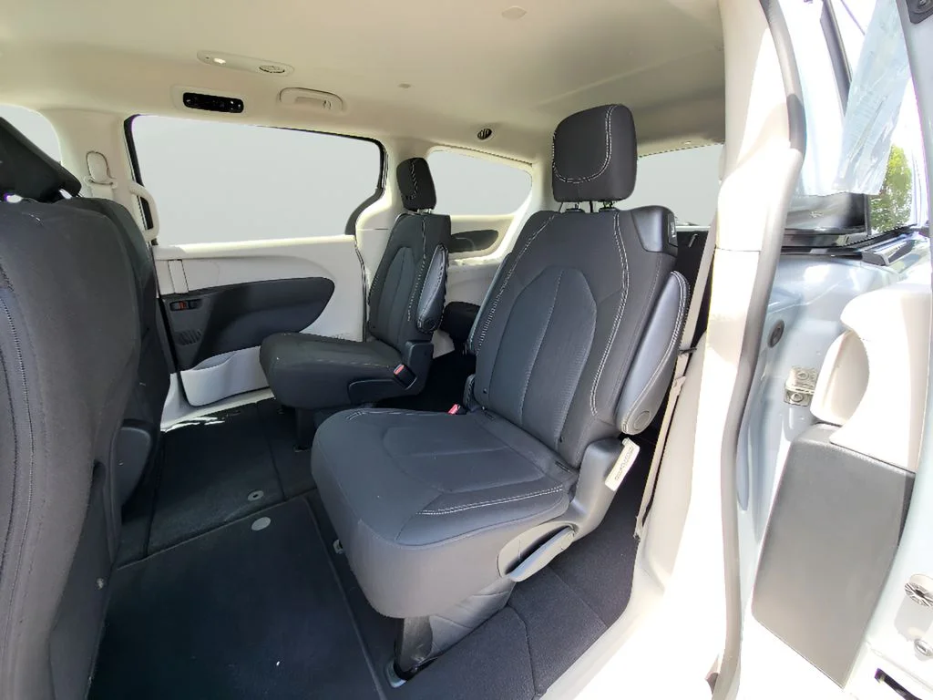 Used 2023 Silver Mist Clearcoat Chrysler LX image 22