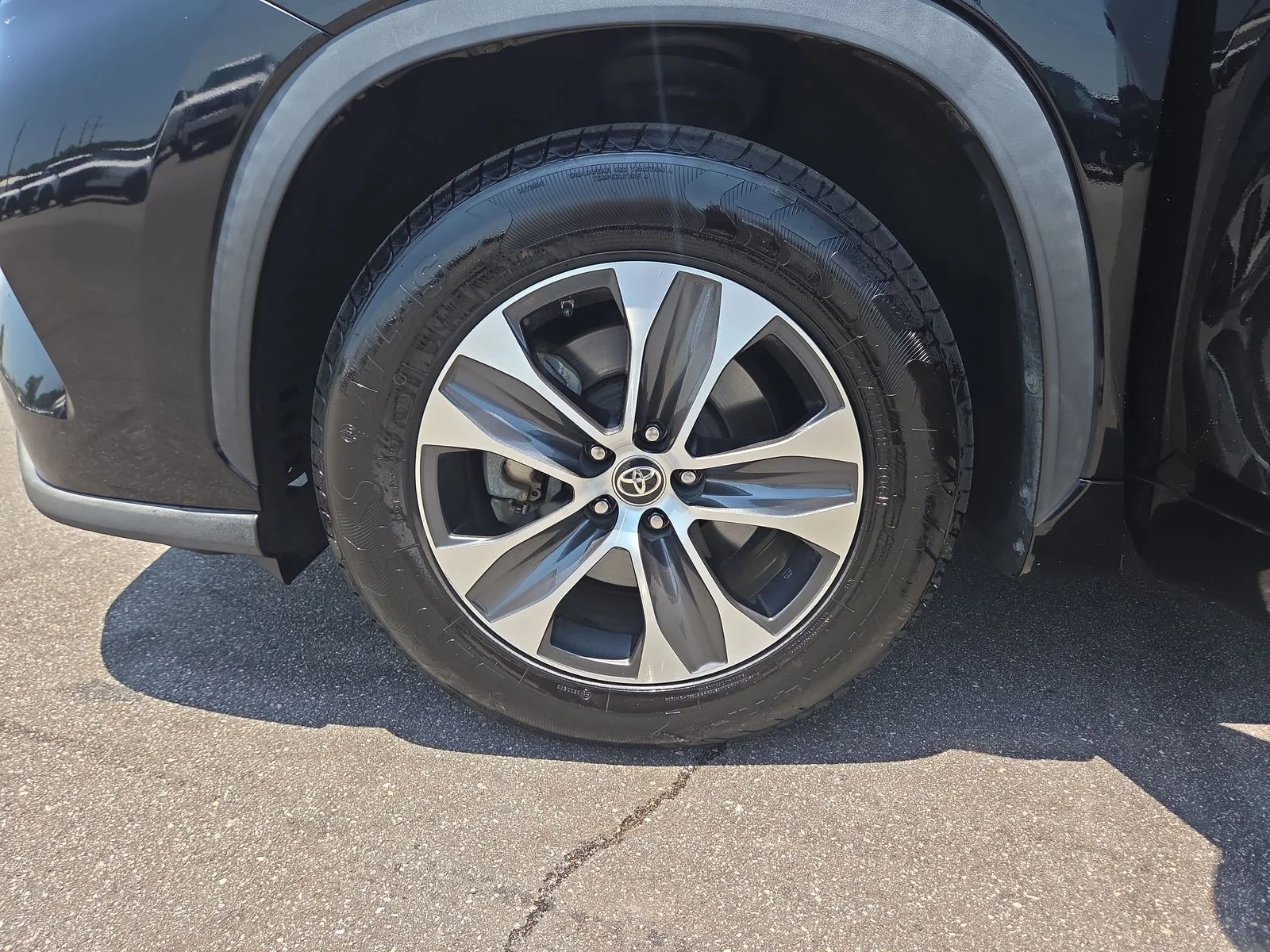 Used 2020 Midnight Black Metallic Toyota XLE image 28