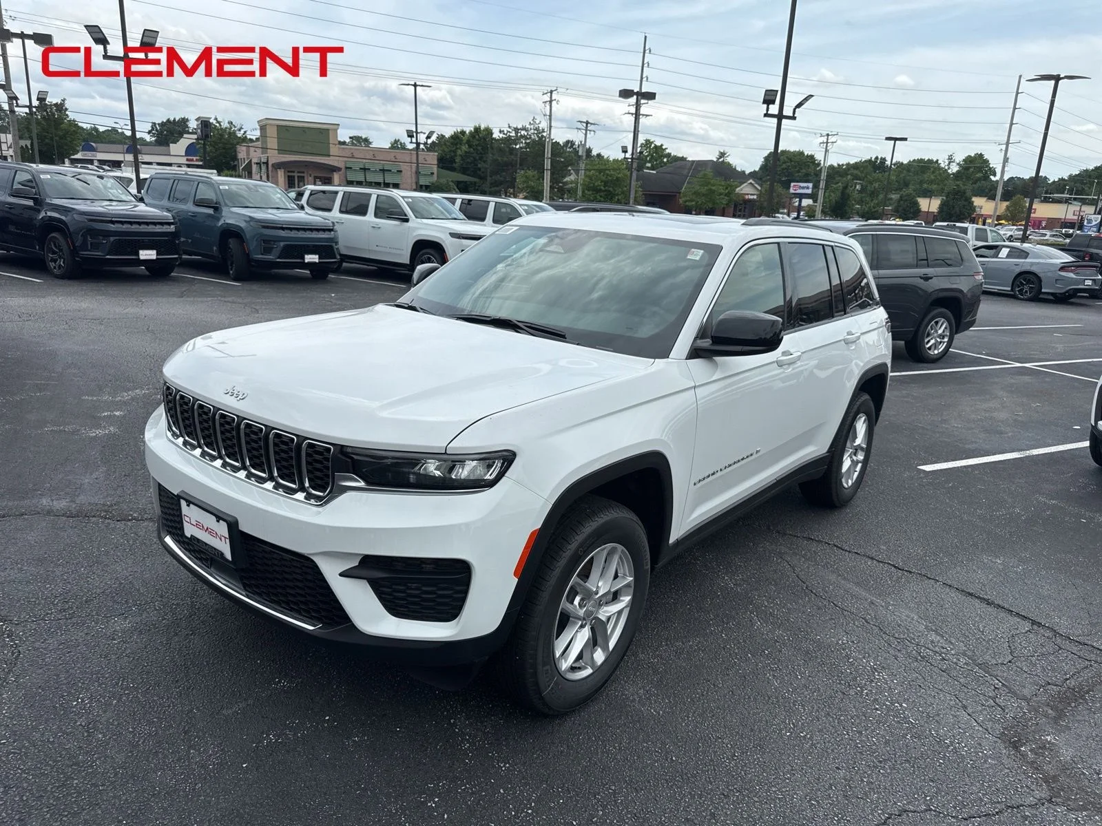 New 2026 Bright White Clear-Coat Exterior Paint Jeep Laredo X image 2