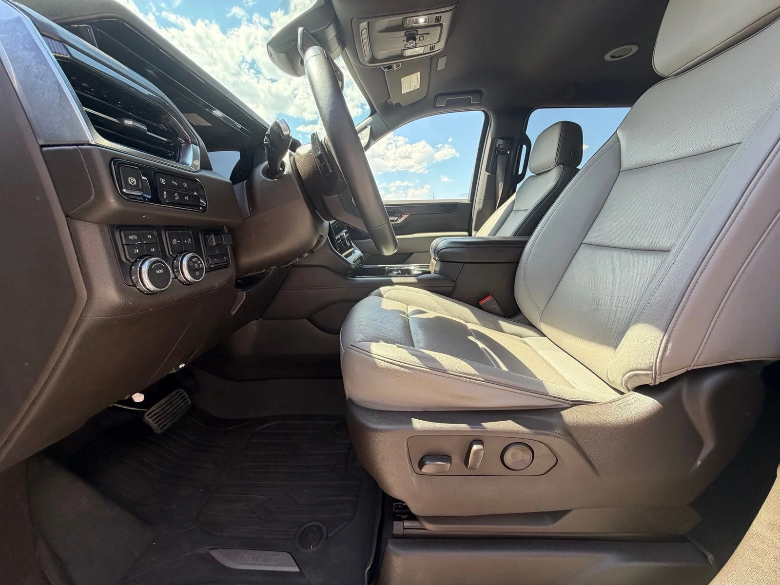 Used 2025 White GMC Elevation image 11