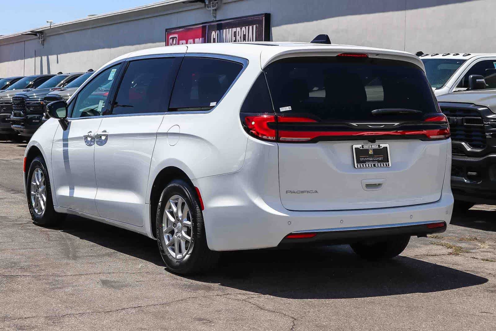 New 2027 Bright White Clear-Coat Exterior Paint Chrysler Select image 6