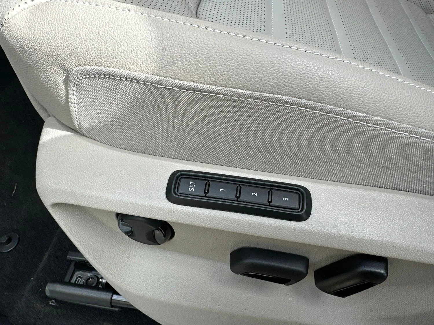 New 2026 White/off-white Volkswagen 2.0T SEL image 14