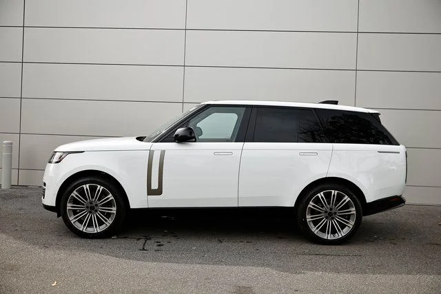 New 2026 Fuji White Land Rover SE image 4