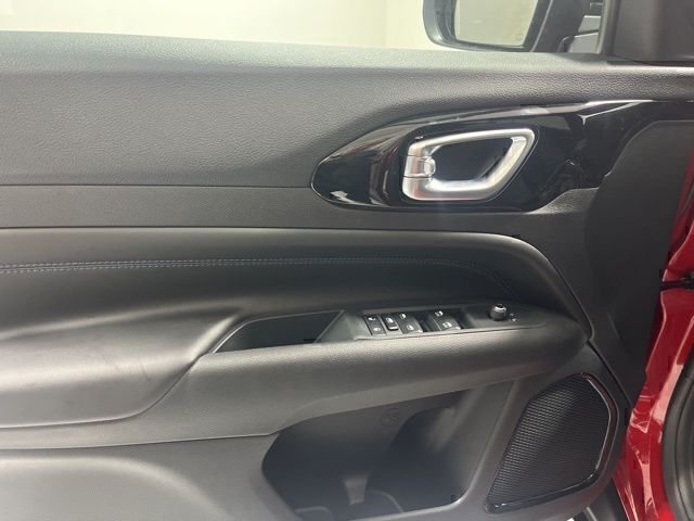 New 2026 Red Hot Pearl-Coat Exterior Paint Jeep Latitude image 6