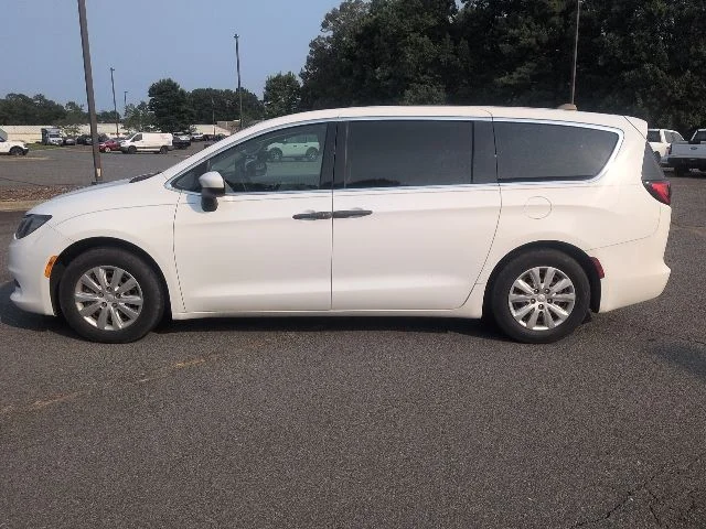 Used 2021 White Chrysler L image 3