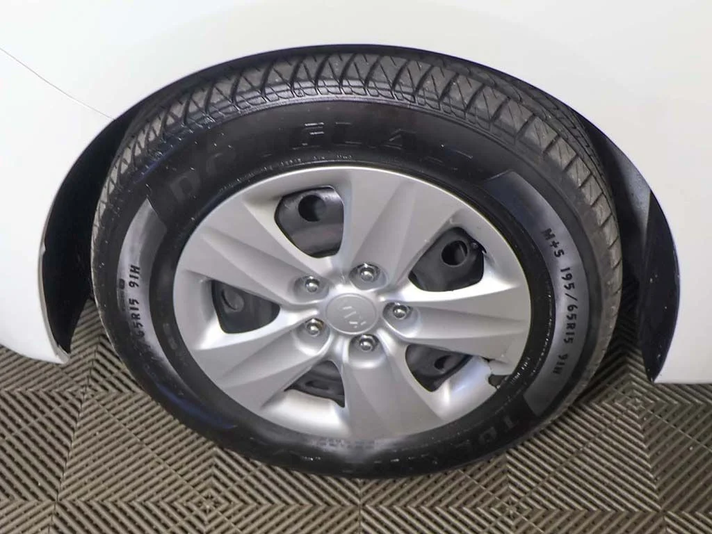 Used 2016 White Kia LX image 11