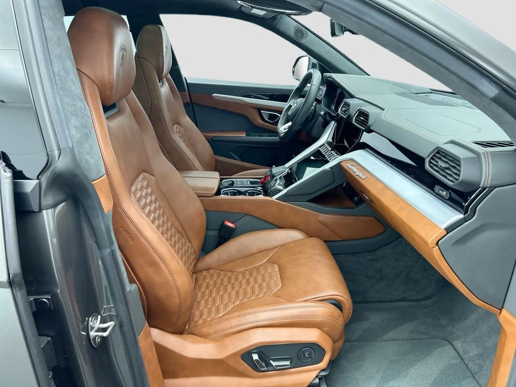 Used 2021  Lamborghini  image 19