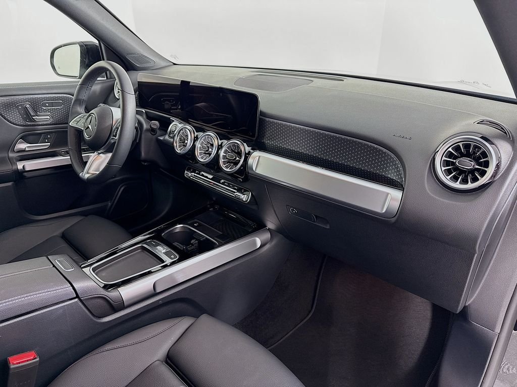 Used 2025 Black Mercedes-Benz GLB 250 image 27