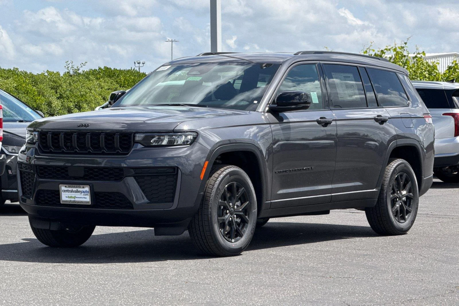 New 2026 Baltic Gray Metallic Clear-Coat Exterior Paint Jeep Laredo Altitude image 7