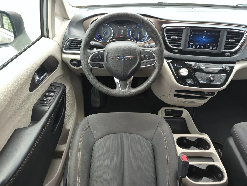 Used 2018 Silver Chrysler L image 13
