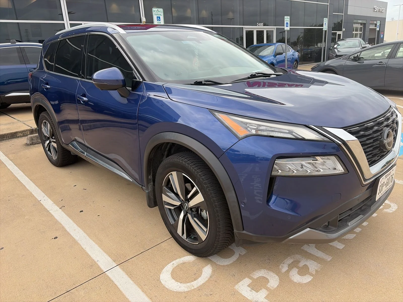 Used 2022 Blue Nissan SL image 3