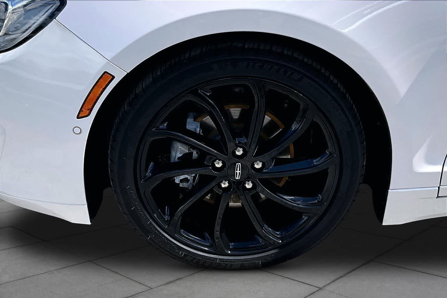 Used 2020 White Platinum Metallic Tri-Coat Lincoln Reserve image 11