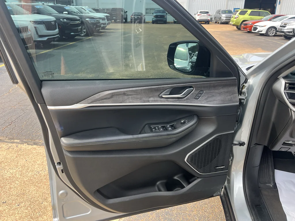 Used 2023 Silver Zynith Jeep 4xe image 19