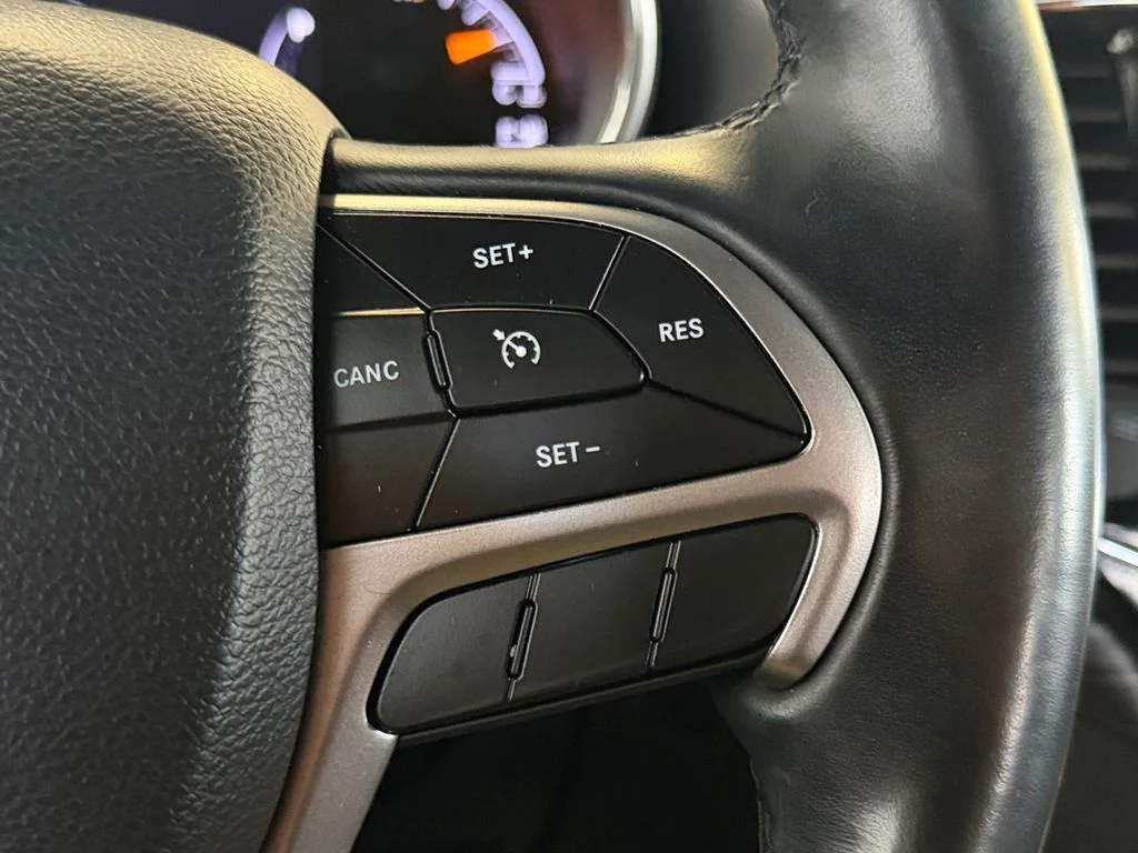 Used 2020 White Jeep Altitude image 32