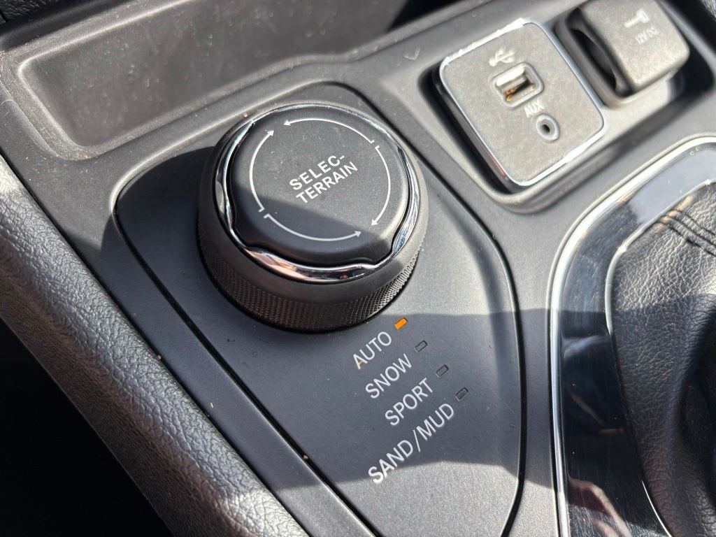 Used 2019 Gray Jeep Limited image 39