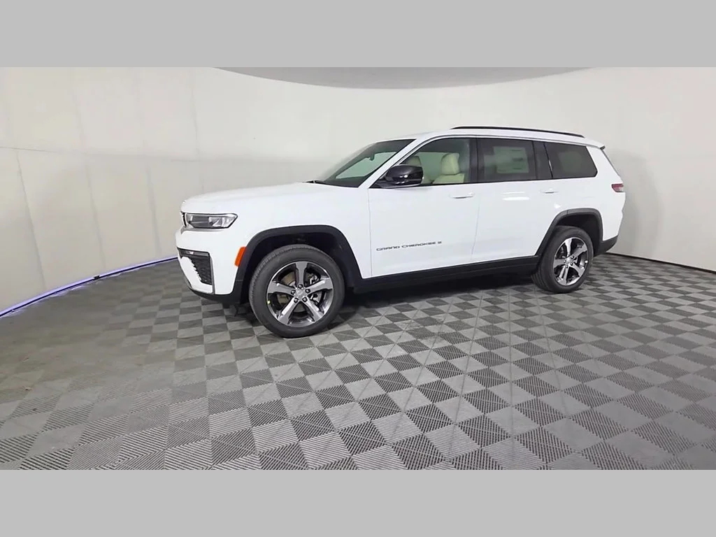 New 2026 Bright White Clear-Coat Exterior Paint Jeep Limited image 36