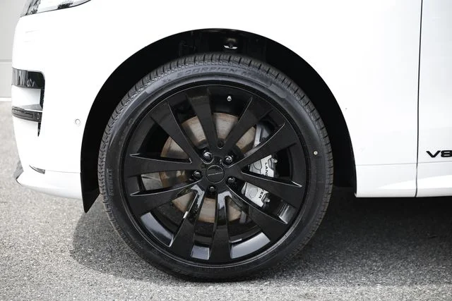 New 2026 Ostuni Pearl White Land Rover Dynamic SE image 5