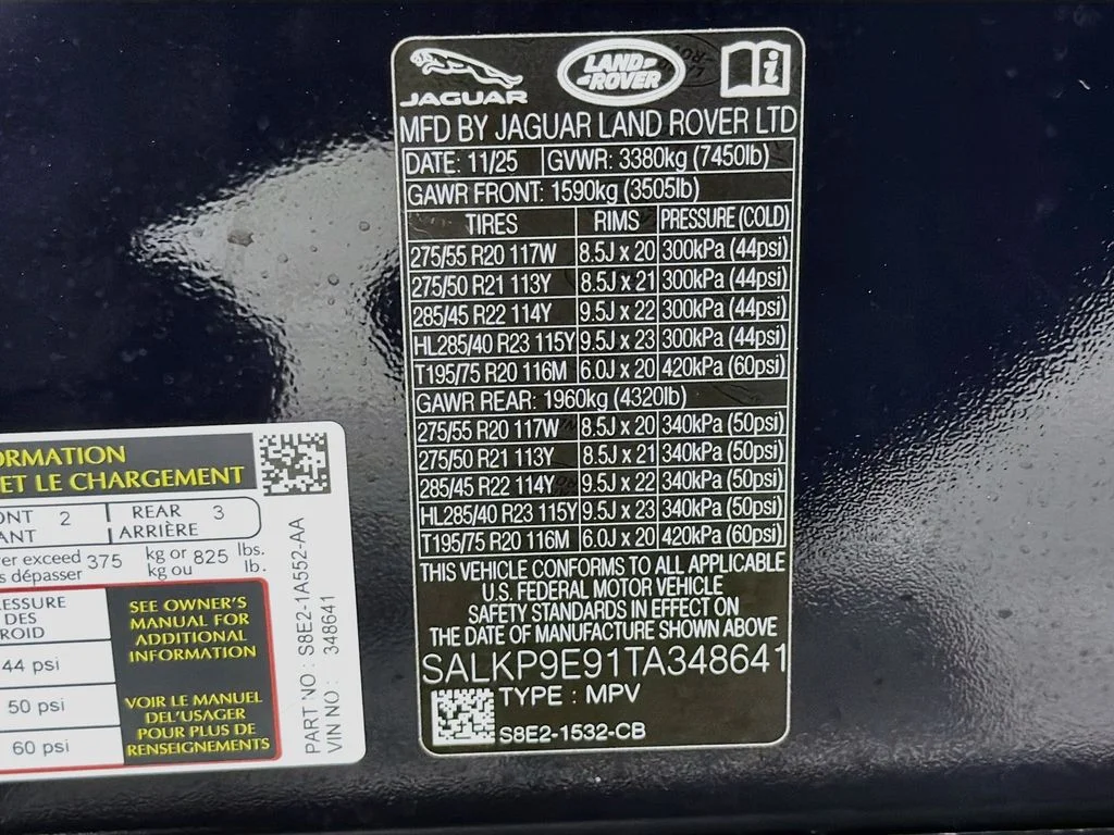 Used 2026 Constellation Blue SV Bespoke Ult Met Gloss Land Rover SE image 34