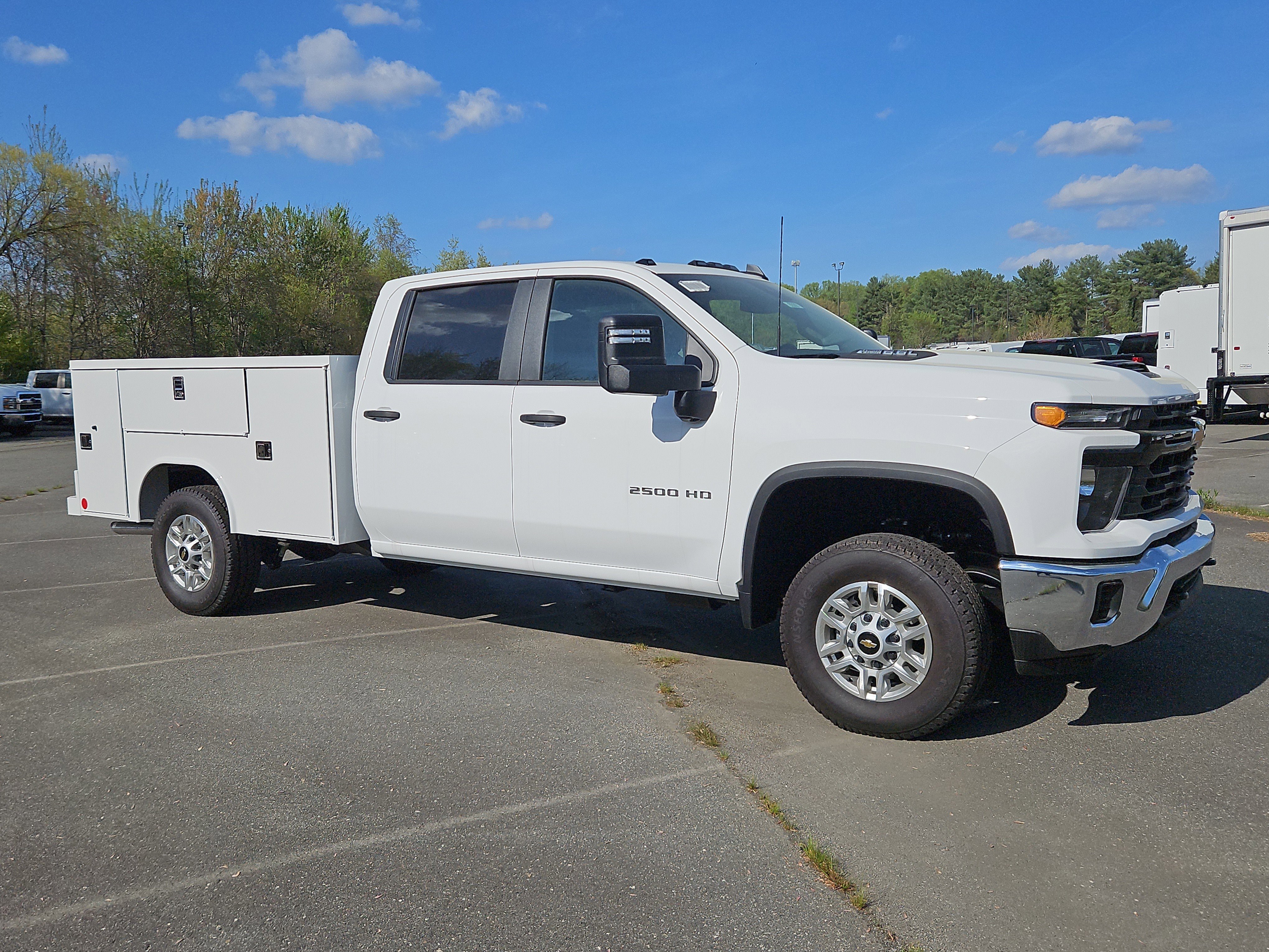 New 2026 Summit White Chevrolet WT image 5
