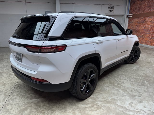 2023 Jeep Grand Cherokee Altitude photo 4