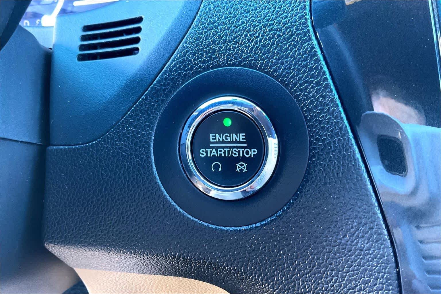 Used 2017 White Platinum Metallic Tri-Coat Ford XLT image 30