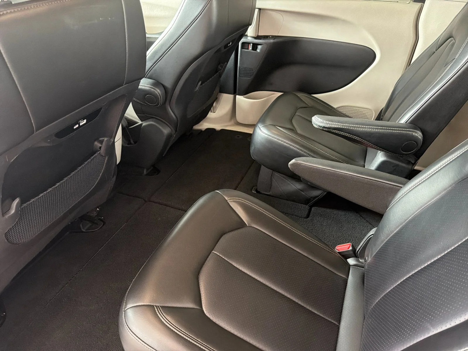 Used 2023 White Chrysler Touring L image 12